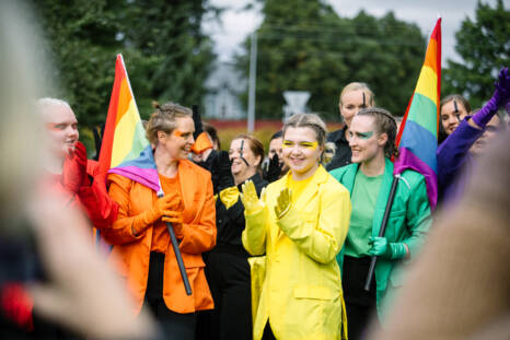 Tanssiryhmä taputtamassa käsiä Keski-Uudenmaan Pridessa vuonna 2022