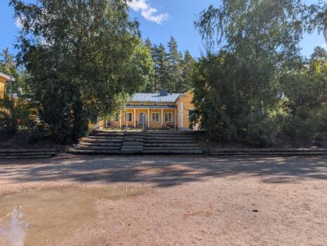Tuomalan koulun kuva liikuntakentältä kuvattuna