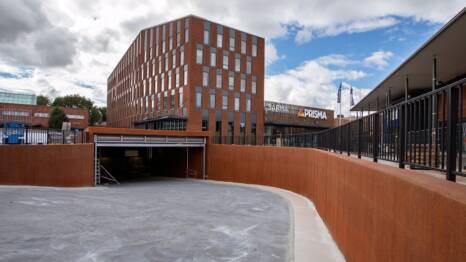 Liike- ja palvelukeskus Särmän julkisivua ja pysäköintihallin ramppi