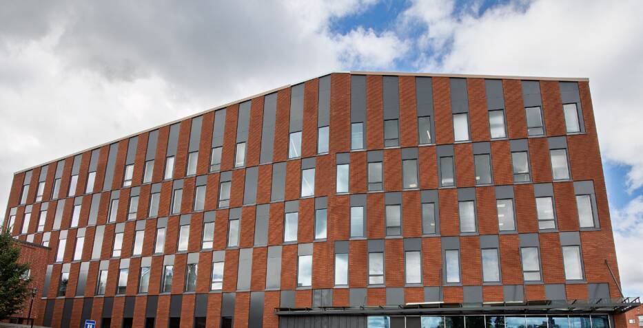 Särmän julkisivua Tuusulanväylän puolelta