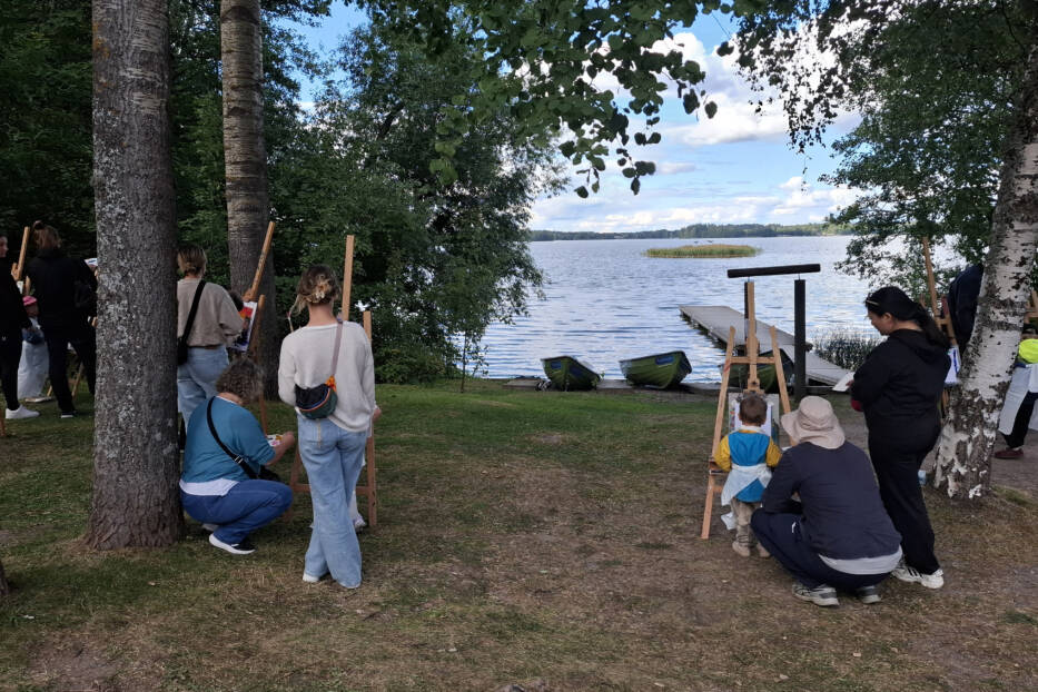 Halosenniemen venerannassa lapset maalaamassa taideteoksia.