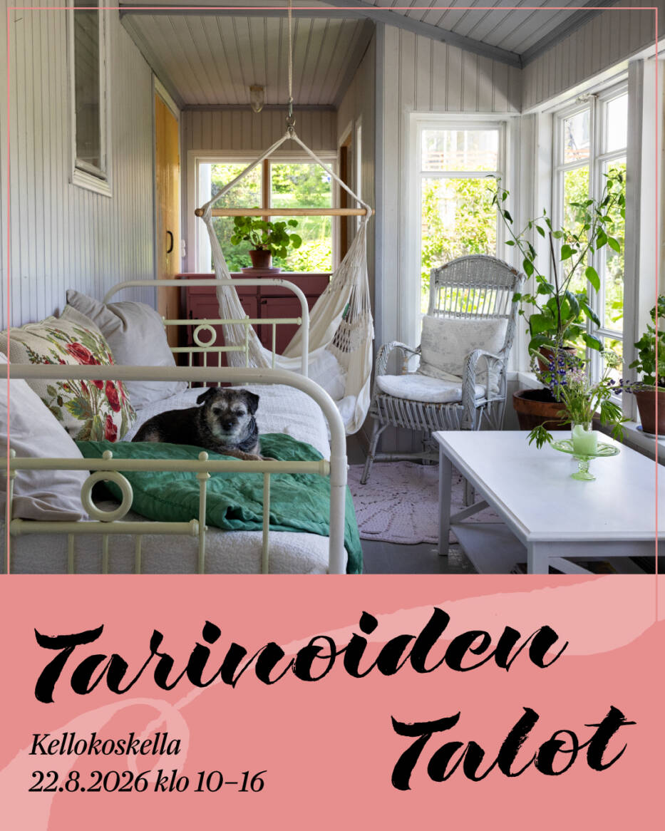 Tarinoiden Talot -tapahtuman vuoden 2026 mainoskuva, jonka kuvassa on kuisti ja kalusteita sekä koira sohvalla, ja tekstissä sanotaan Tarinoiden Talot Kellokoskella 22.8.2026 klo 10-16.