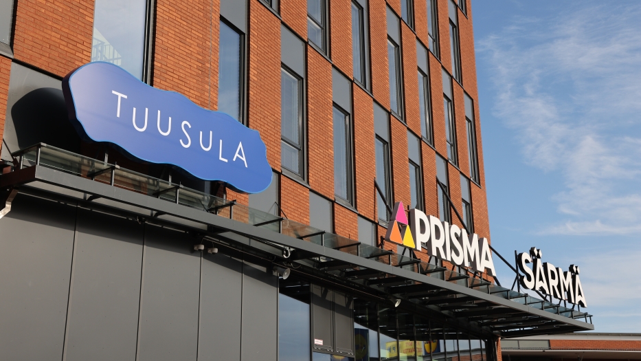 Särmän julkisivua, Tuusulan logokyltti etualalla