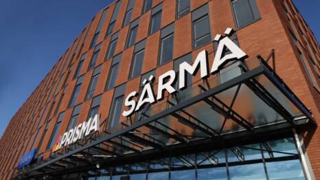 Liike- ja palvelukeskus Särmän julkisivua A-portaan kohdalta